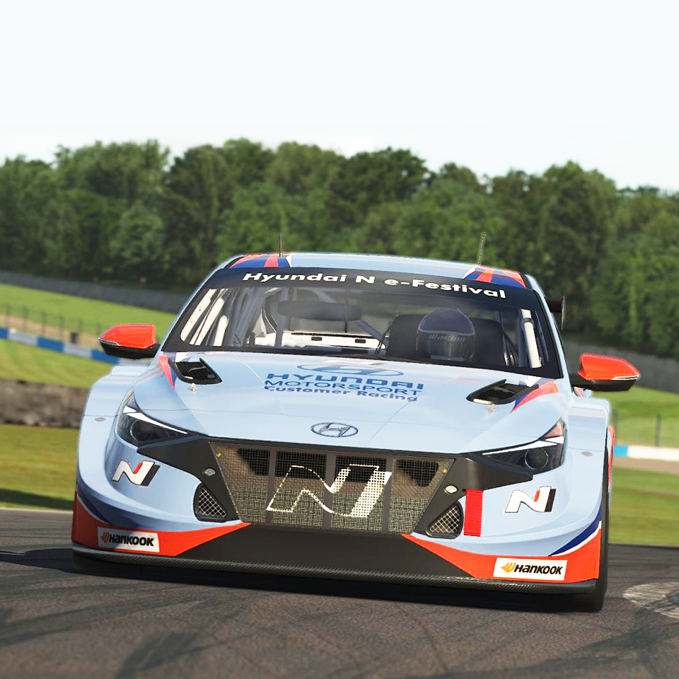 레이싱 시뮬레이션에서 주행 중인 아반떼 N TCR