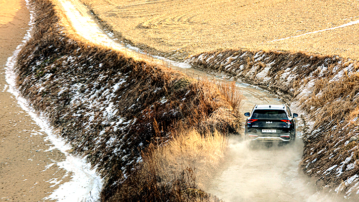 Sportage driving with Anbandegi in the background