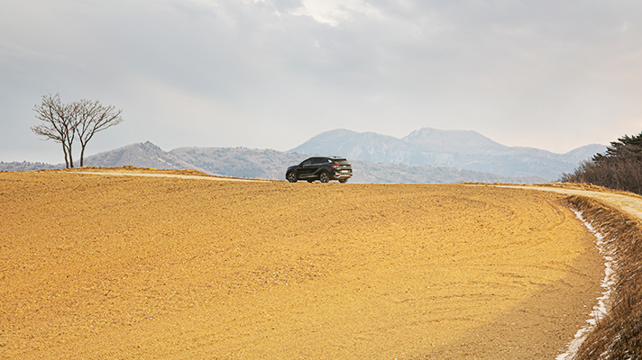 Sportage driving with Anbandegi in the background