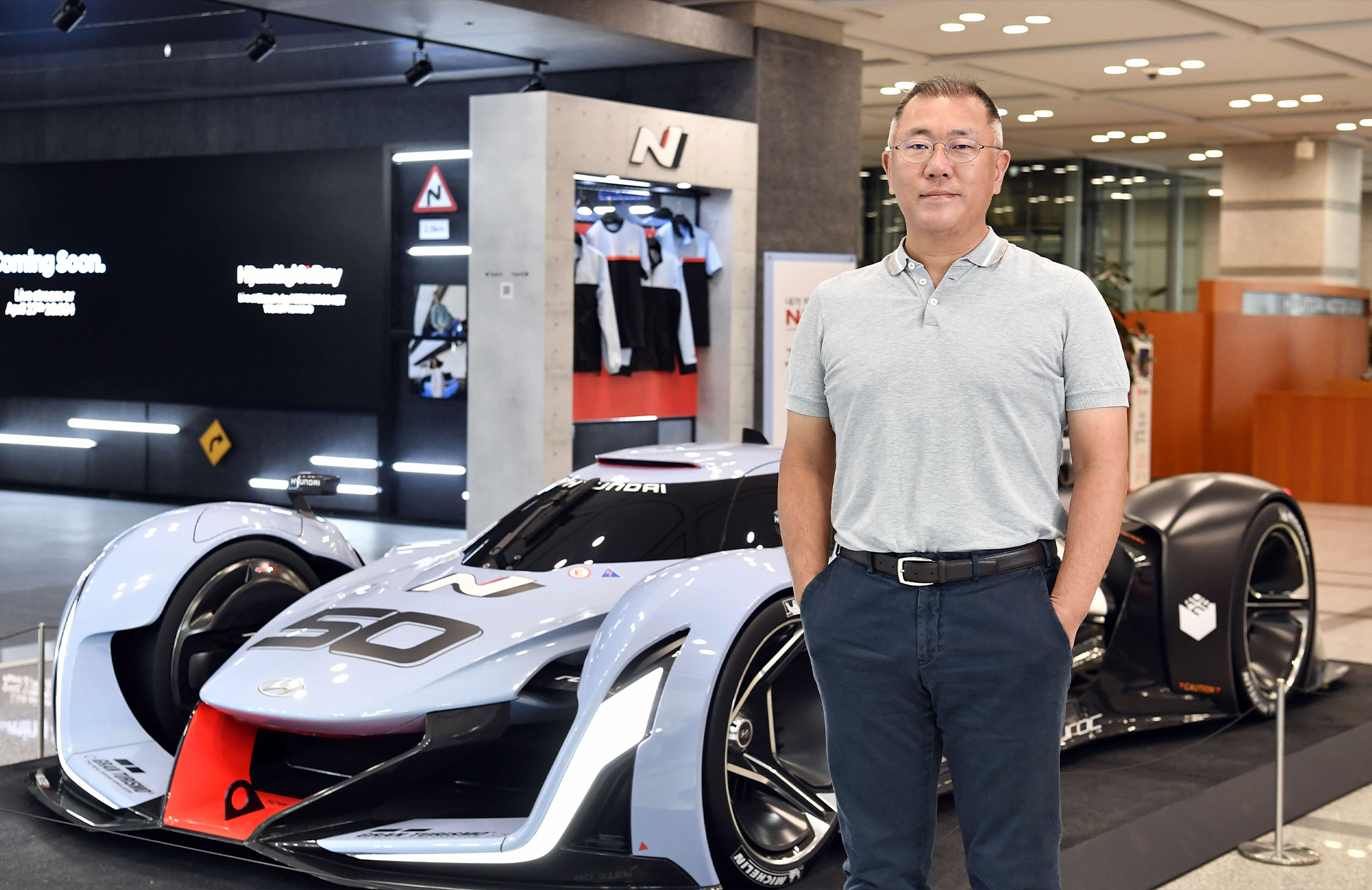 executive-chair-euisun-chung-honored-with-the-issigonis-trophy-at-the
