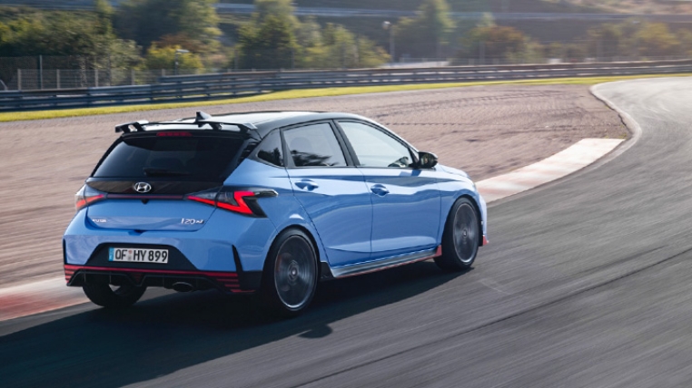 i20 N이 서킷에서 역동적인 주행을 펼치는 모습