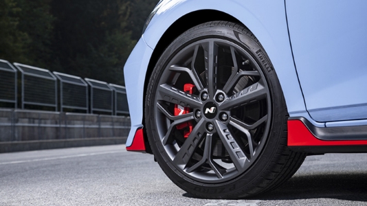 i20 N의 휠 사이로 고성능 브레이크 로터와 캘리퍼가 자리한 모습