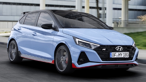 i20 N이 일반 도로에서 역동적인 주행을 펼치는 모습