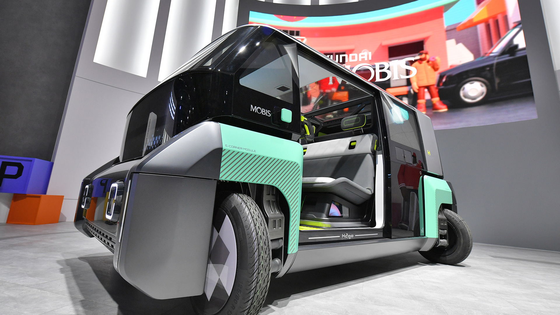 e-코너 모듈이 서스펜션 링크와 결합되기 전 모습