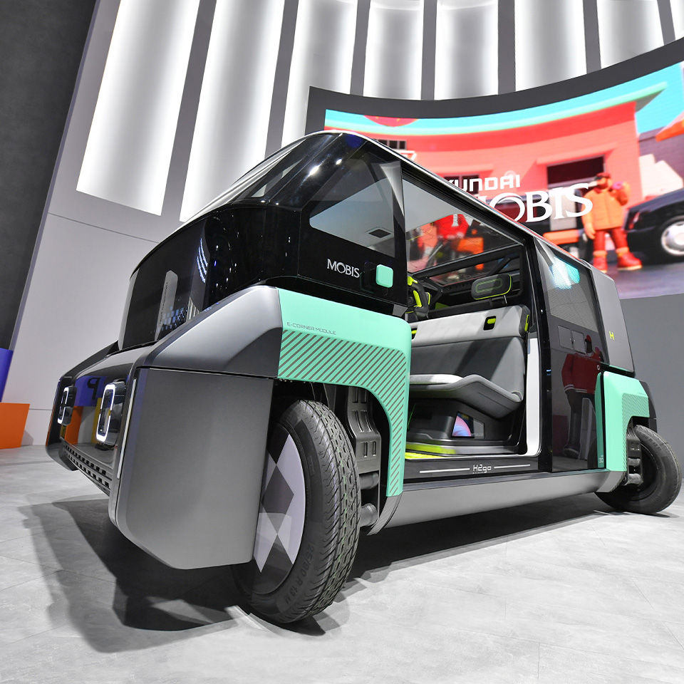 e-코너 모듈이 서스펜션 링크와 결합되기 전 모습