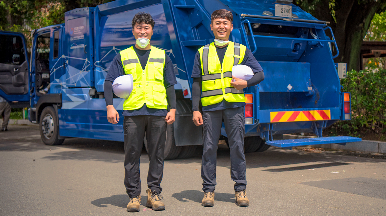 Sanitation engineer and hydrogen cleaning truck