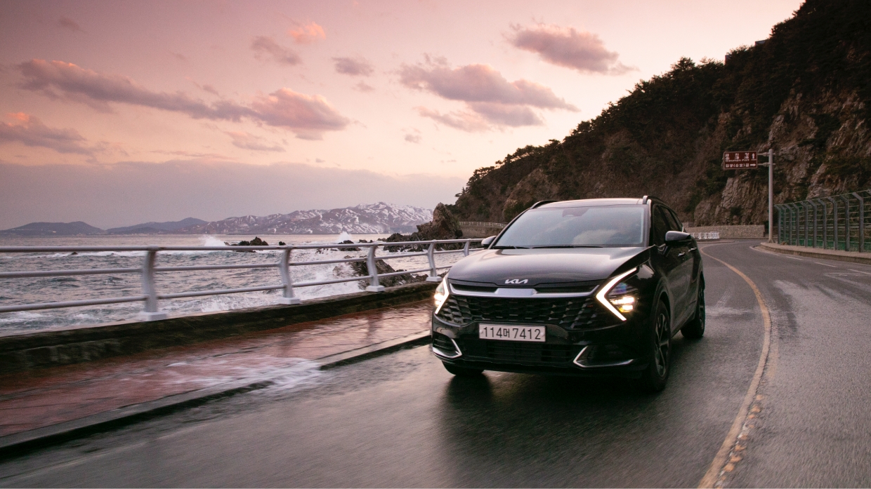 Sportage driving on 'Heonhwa' road overlooking the sea