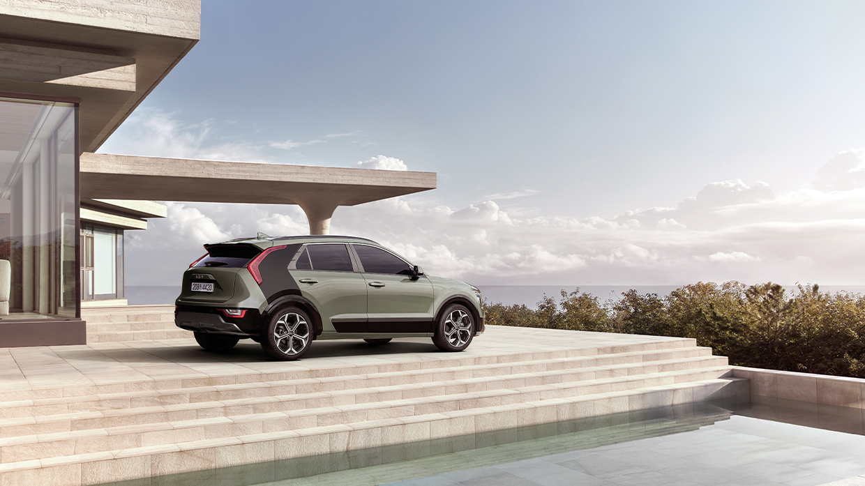 Rear quarter view of the new Niro