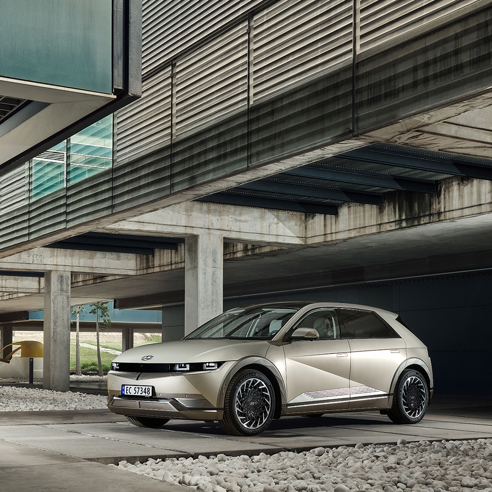 어느 건물 아래에 주차되어 있는 아이오닉 5의 모습