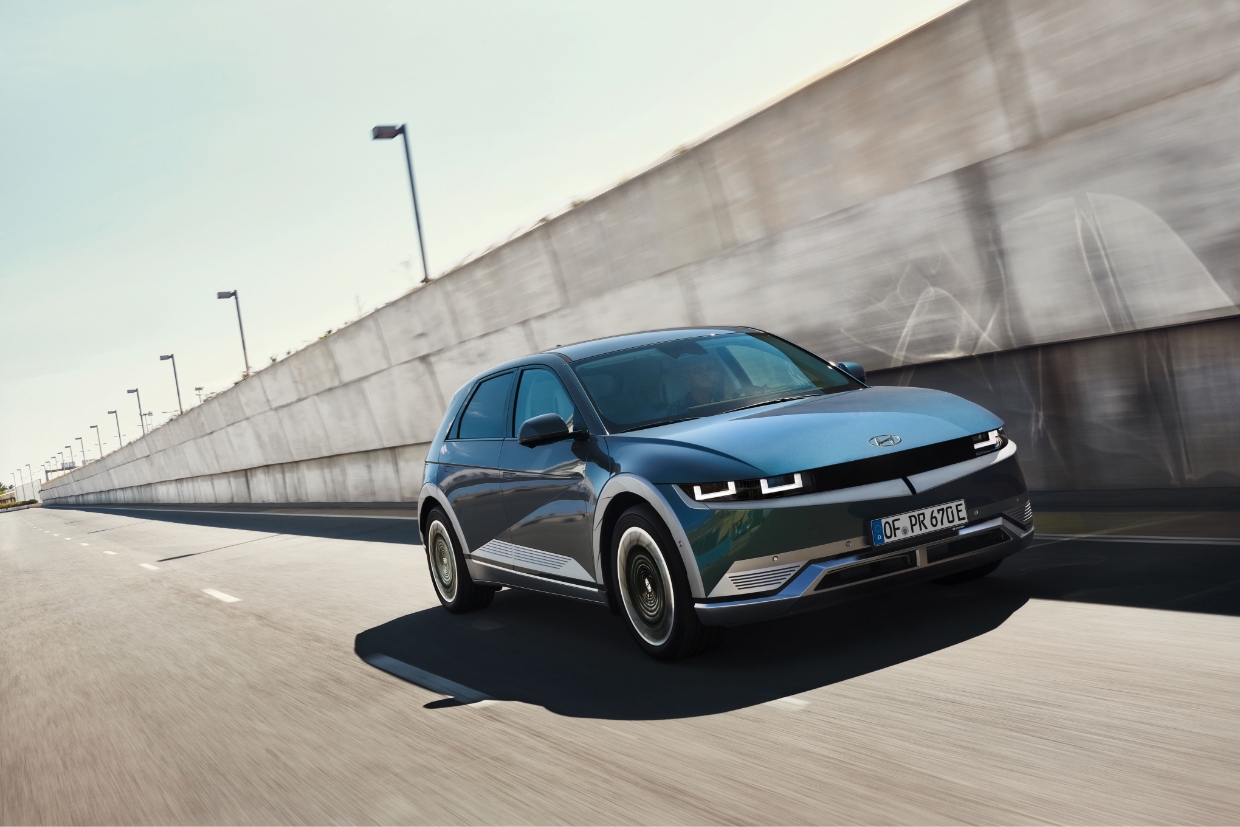 쭉 뻗은 도로를 질주하고 있는 아이오닉 5의 모습