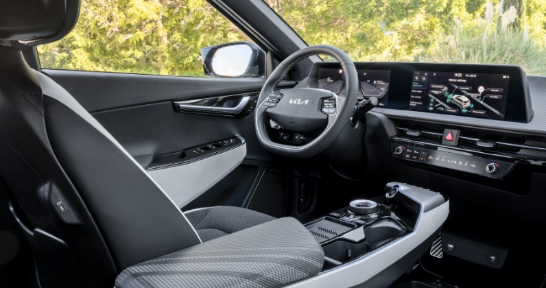 우측 2열 시트 쪽에서 바라본 EV6의 운전석 모습