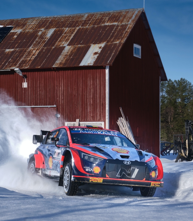 미끄러운 눈길을 빠른 속도로 주행하고 있는 현대 i20 N WRC 랠리1