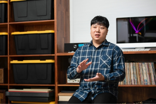 다이내믹 웰컴 라이트의 콘셉트에 대해 설명하고 있는 홍완희 책임 연구원