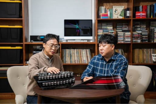 정병호 책임연구원과 홍완희 책임연구원이 헤드램프와 테일램프 부품을 두고 이야기를 나누고 있다