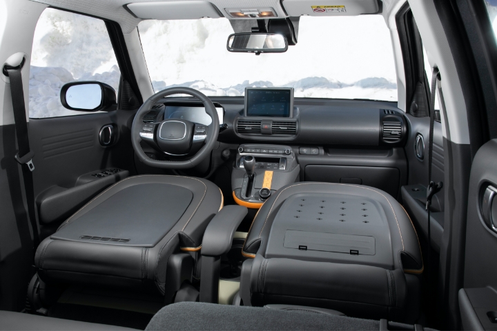 캐스퍼 앞좌석 모두 접은 실내 모습