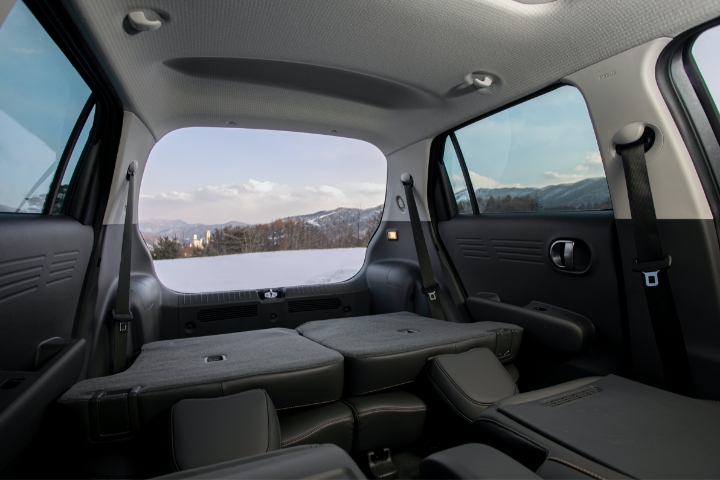 캐스퍼 뒷좌석 모두 접은 실내 모습