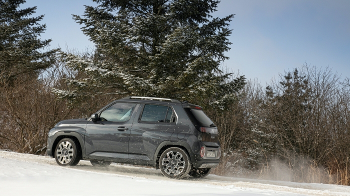눈길 언덕을 오르는 캐스퍼