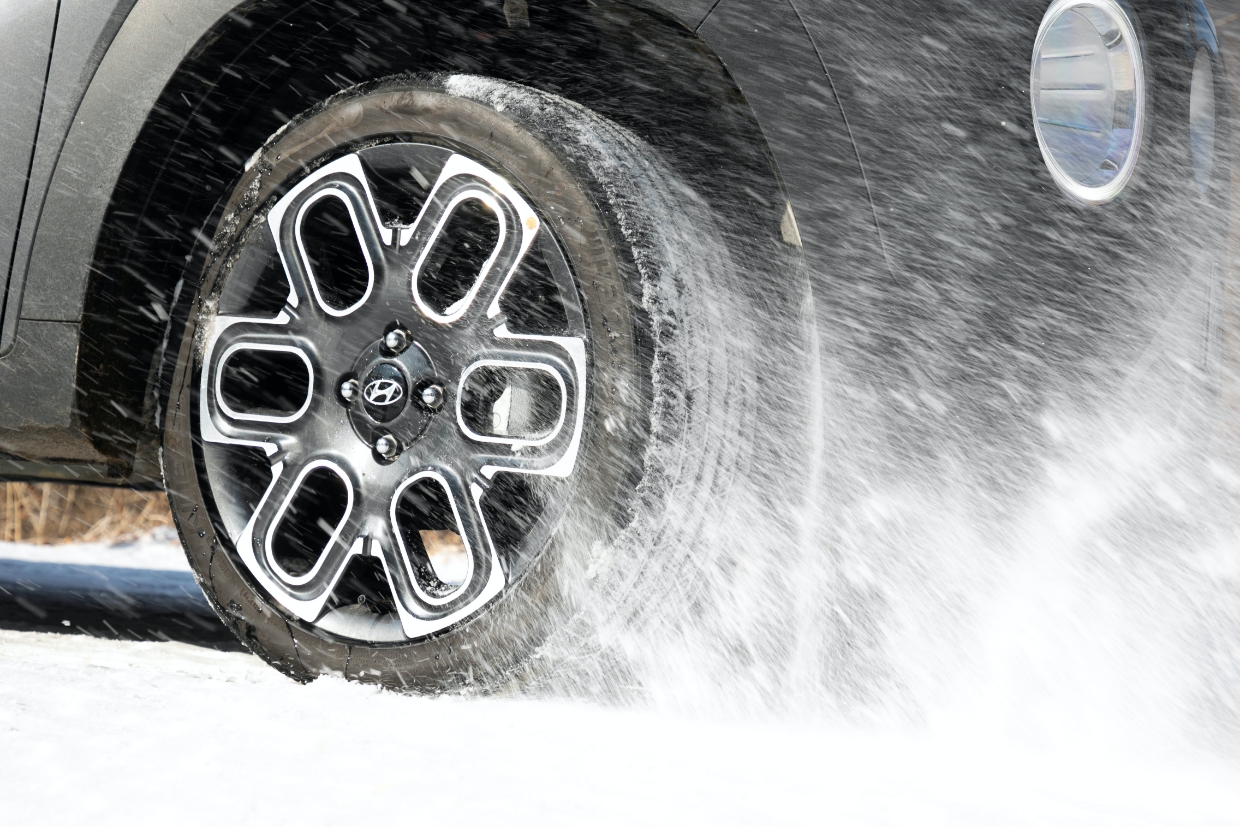 흩날리는 눈과 캐스퍼의 18인치 휠