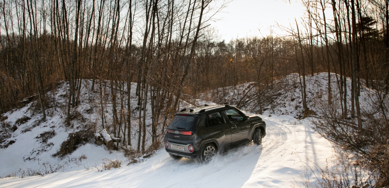 눈이 수북하게 쌓인 언덕을 오르는 캐스퍼