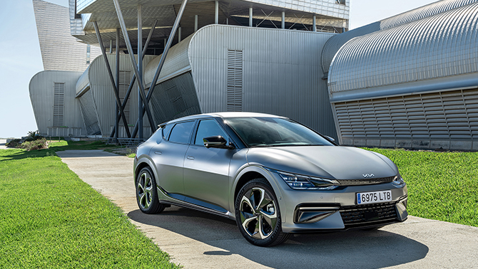 유럽의 어느 건물 앞에 주차되어 있는 EV6의 정측면 모습