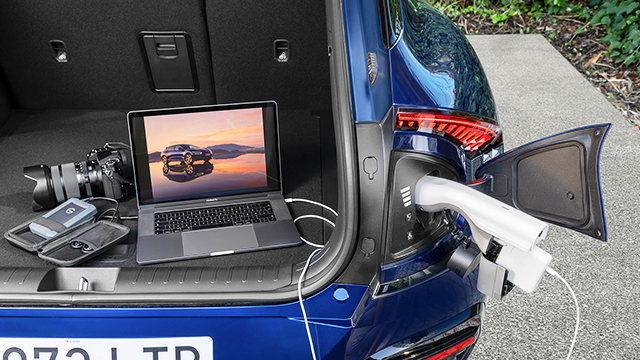 EV6에서 V2L 기능을 활용해 노트북을 충전하고 있는 모습