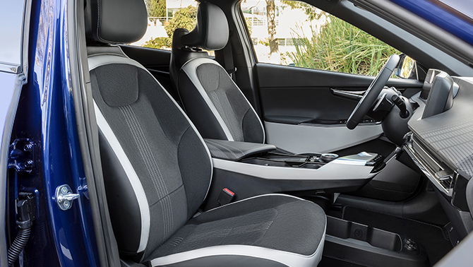 EV6의 운전석과 조수석 모습