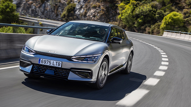 유럽의 어느 도로를 달리고 있는 EV6의 모습