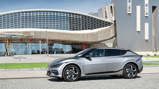 2022 유럽 올해의 차에 선정된 기아 EV6의 측면 모습