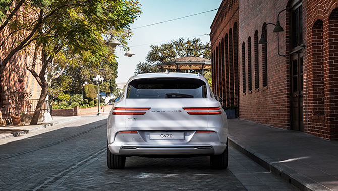 GV70 전동화 모델의 뒷모습