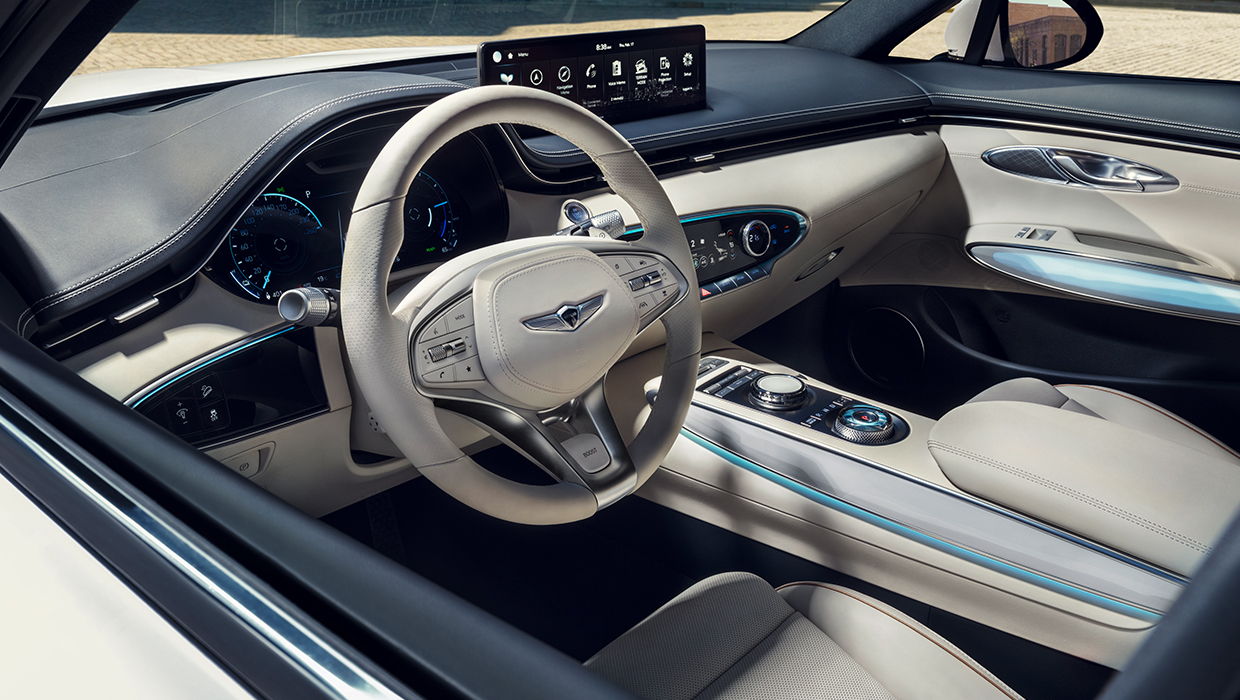 운전석 창에서 바라본 GV70 전동화 모델의 운전석 주변부 모습