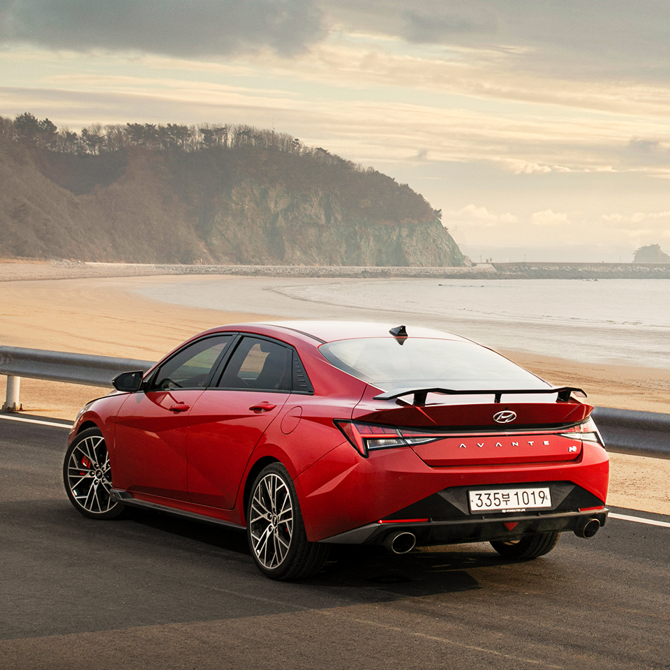 아반떼 N이 해수욕장을 배경으로 정차했다