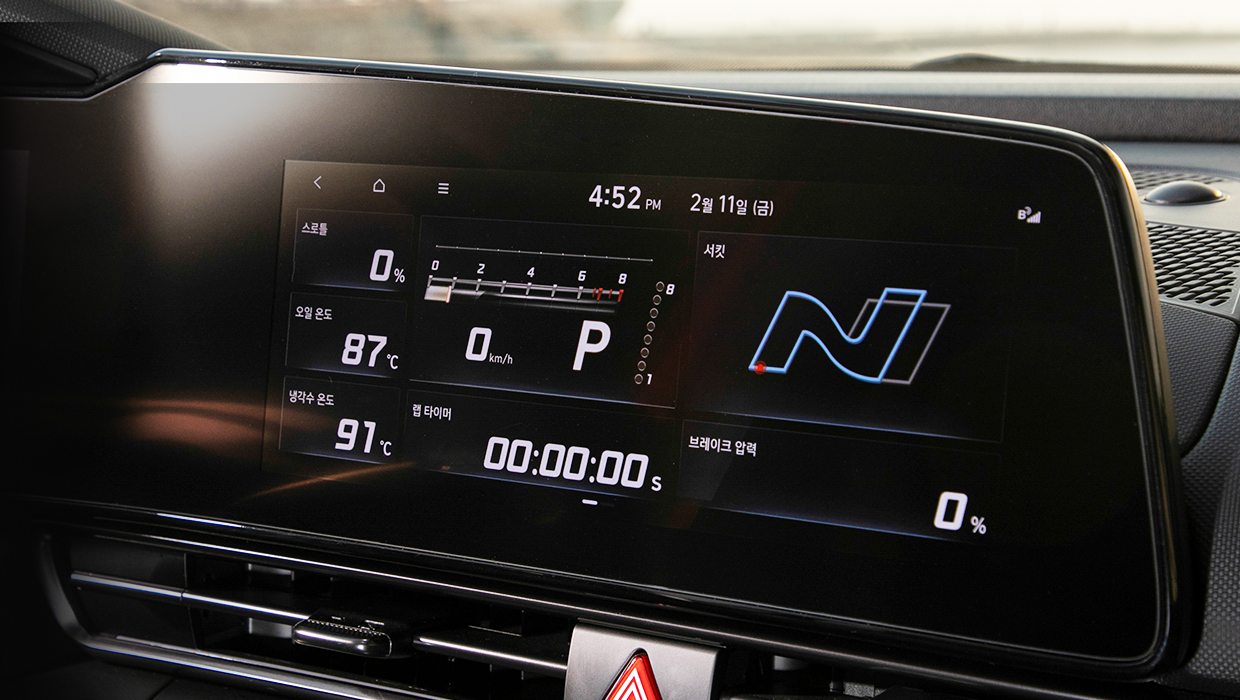 인포테인먼트에 스로틀 전개량, 오일 온도, 브레이크 등의 정보를 띄운 모습