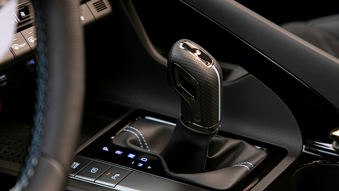 인스트루먼트 패널 하단에 위치한 기어 노브의 모습