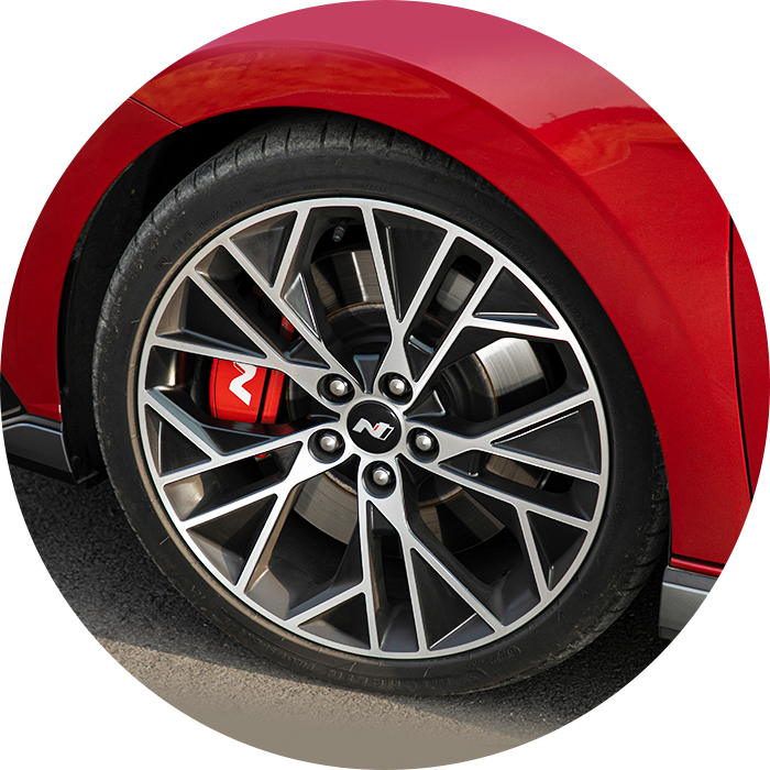 The 360mm large-diameter brake disc exposed between the wheels