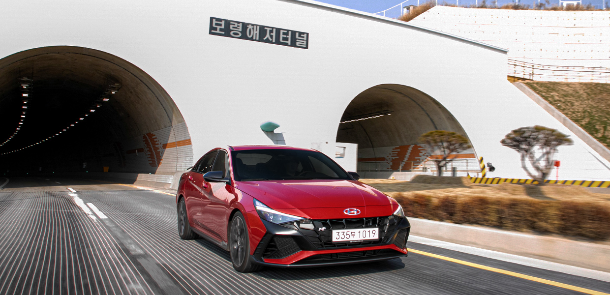 현대건설이 시공한 국내 최장 해저터널에서 빠져나온 아반떼 N