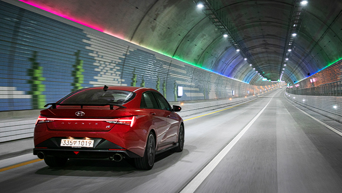 아반떼 N이 보령해저터널에서 질주하는 모습