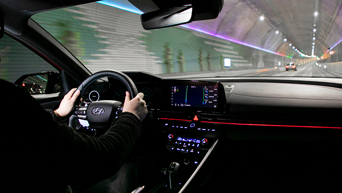 아반떼 N이 보령해저터널에서 질주하는 모습