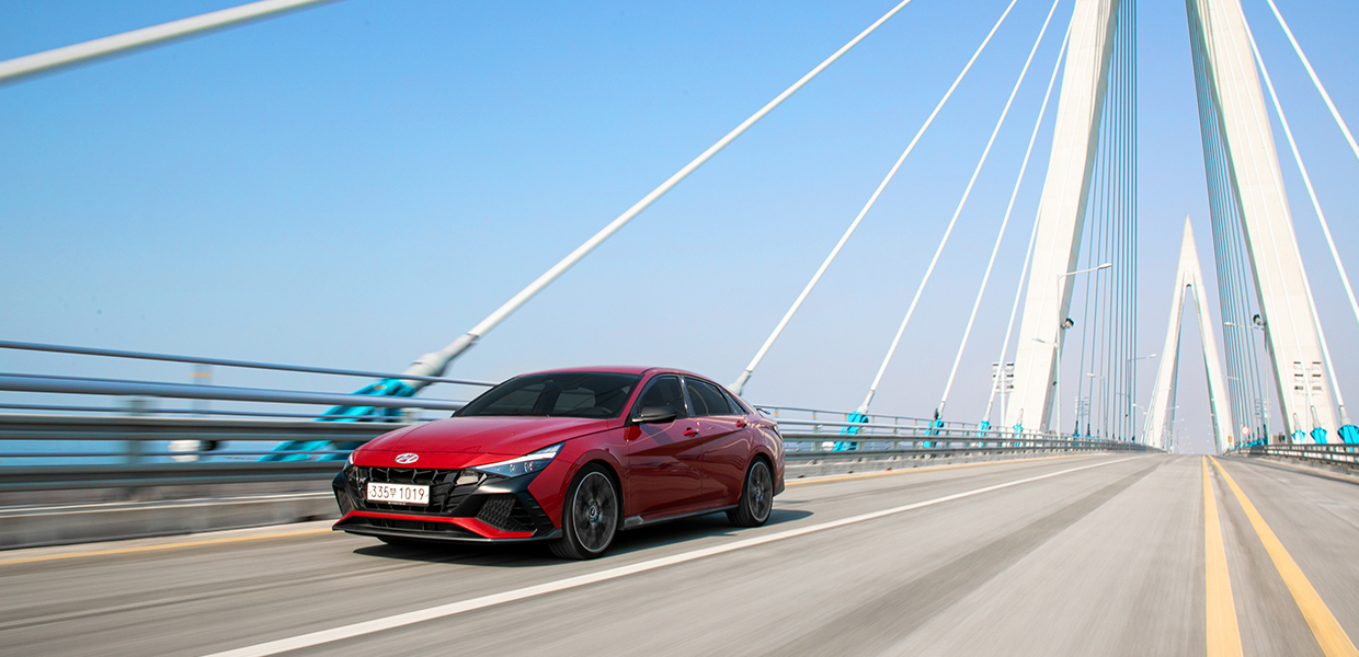 아반떼 N이 원산안면대교를 달리는 모습