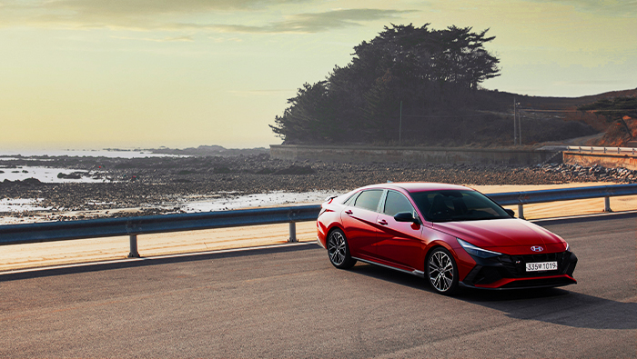 아반떼 N이 바닷가를 배경으로 정차한 모습