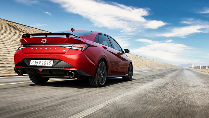 아반떼 N이 해변 길을 따라 달리는 모습