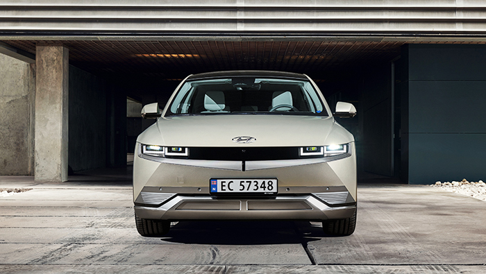 어느 건물 앞에 주차되어 있는 아이오닉 5의 정면 모습