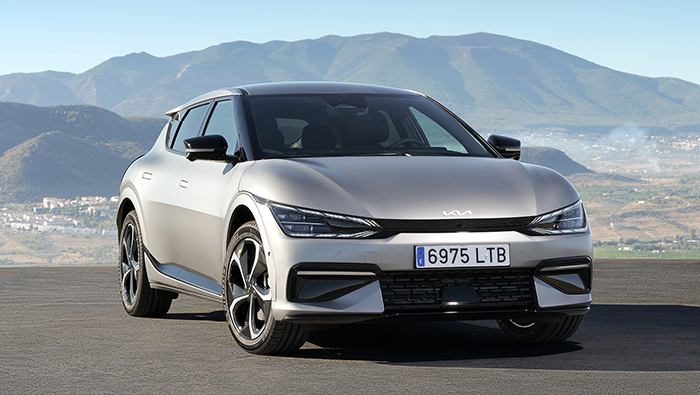 유럽의 어느 시골을 배경으로 서 있는 EV6의 모습