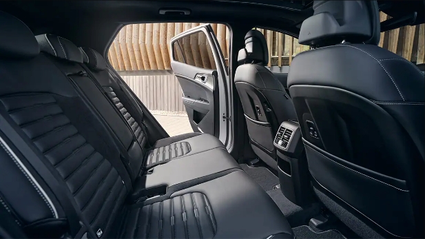 스포티지의 뒷좌석 공간 모습