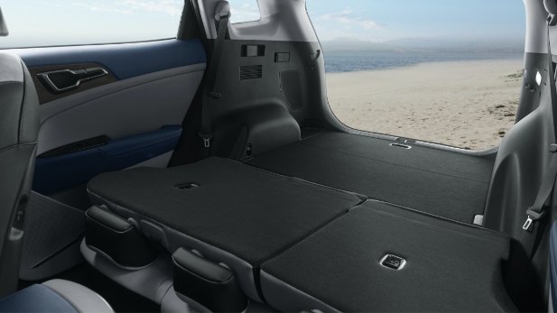 뒷좌석을 접었을 때 스포티지의 트렁크 공간 모습