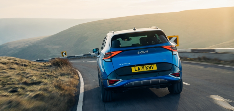 기아 스포티지의 역동적인 주행 뒷모습