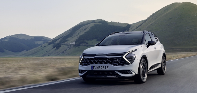 기아 스포티지의 주행 앞모습