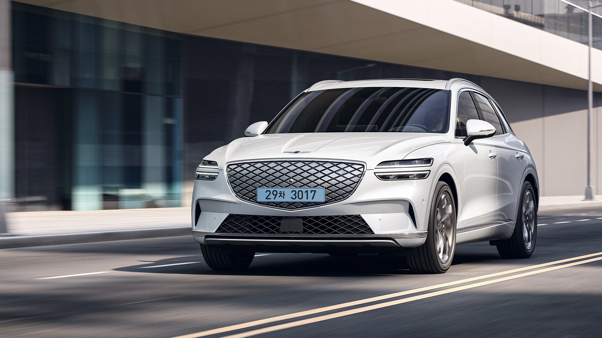 도심을 질주 중인 GV70 전동화 모델의 앞모습