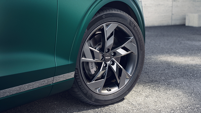 20-inch wheels of the Electrified GV70