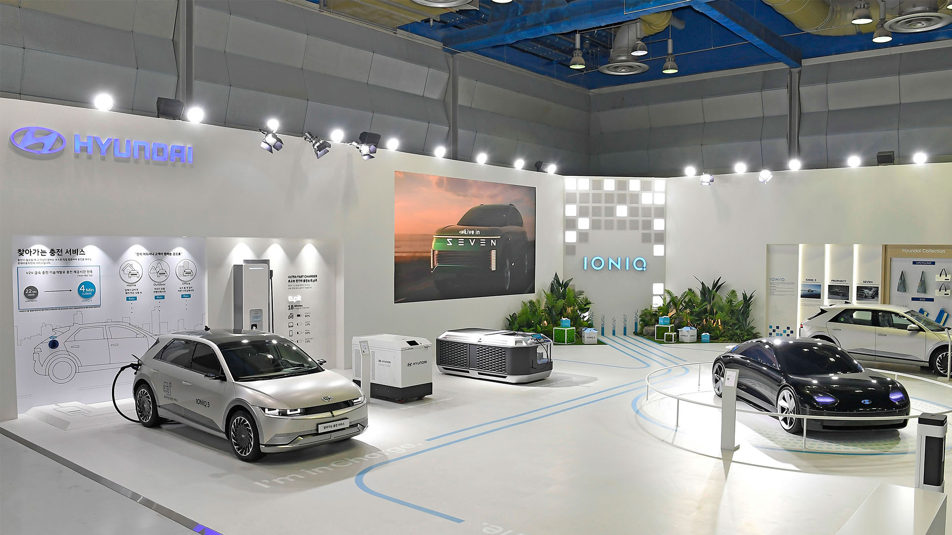 아이오닉 5, 세단형 전기차 콘셉트카 프로페시 등이 전시된 현대차 전시관 모습