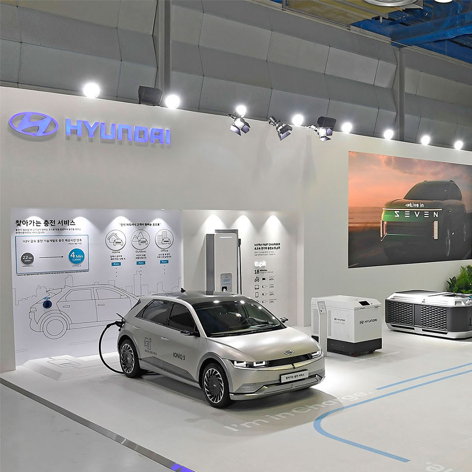 아이오닉 5, 세단형 전기차 콘셉트카 프로페시 등이 전시된 현대차 전시관 모습